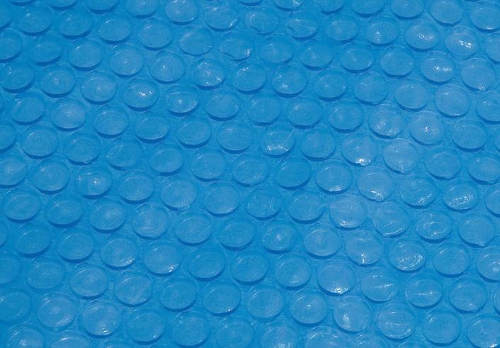 Modrá bublinková plachta pro ohřev vody v bazénu
