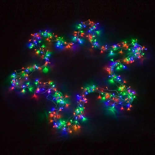 Barevný vánoční LED řetěz na světelnou výzdobu balkonu