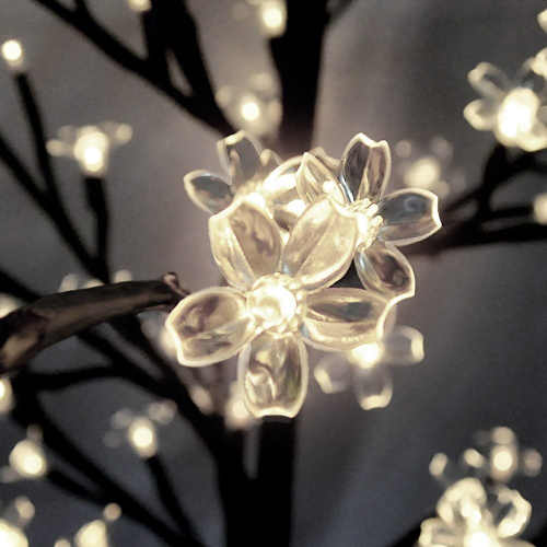 Dekorativní stromek se svítícími květy