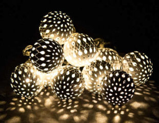 Světelný vánoční LED řetěz s 10 kovovými koulemi