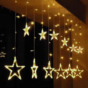Závěsné vánoční osvětlení s hvězdami za okno