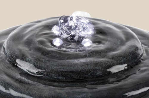 Proud vody osvětlený led diodami