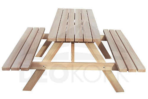 Dřevěný zahradní stůl s lavicemi