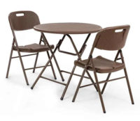 Kulatý stůl a dvě skládací židle z umělého ratanu