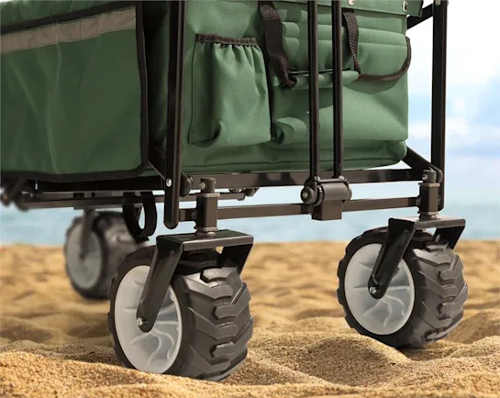 Extra široká kola vozíku si poradí i s pískem a blátivým terénem