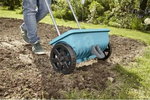 Posypový vozík na prohnojování zahrady