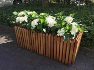 Designový dřevěný box na květiny
