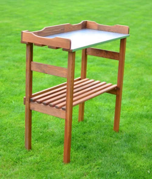 Dřevěný zahradní stolek pro výsadbu rostlin
