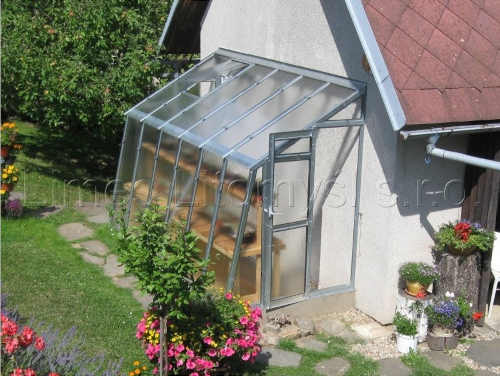 Praktická skleníková přístavba ke zdi domu