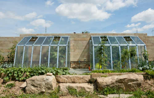 zahradní skleník ke zdi domu