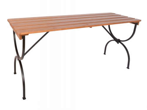 dřevěný stůl obdélníkového tvaru