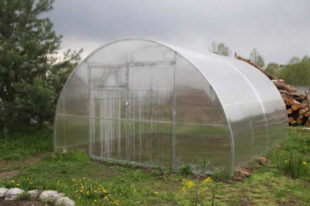 Praktický polykarbonátový skleník 4x4 m