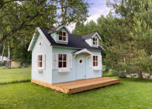 Dětský dřevěný patrový domek