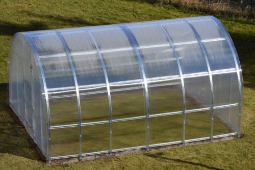 Praktický polykarbonátový zahradní skleník
